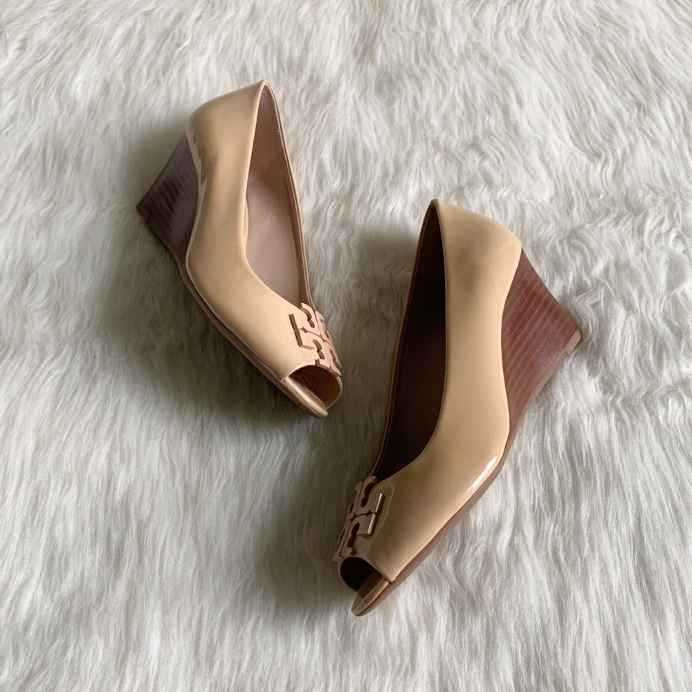 Tory Burch Tan Lowell Peep Toe Patent Leather Wedges Size 8.5